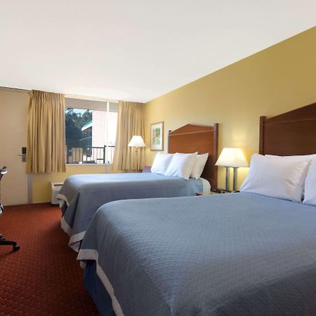 Days Inn By Wyndham Washington Dc/Gateway Экстерьер фото