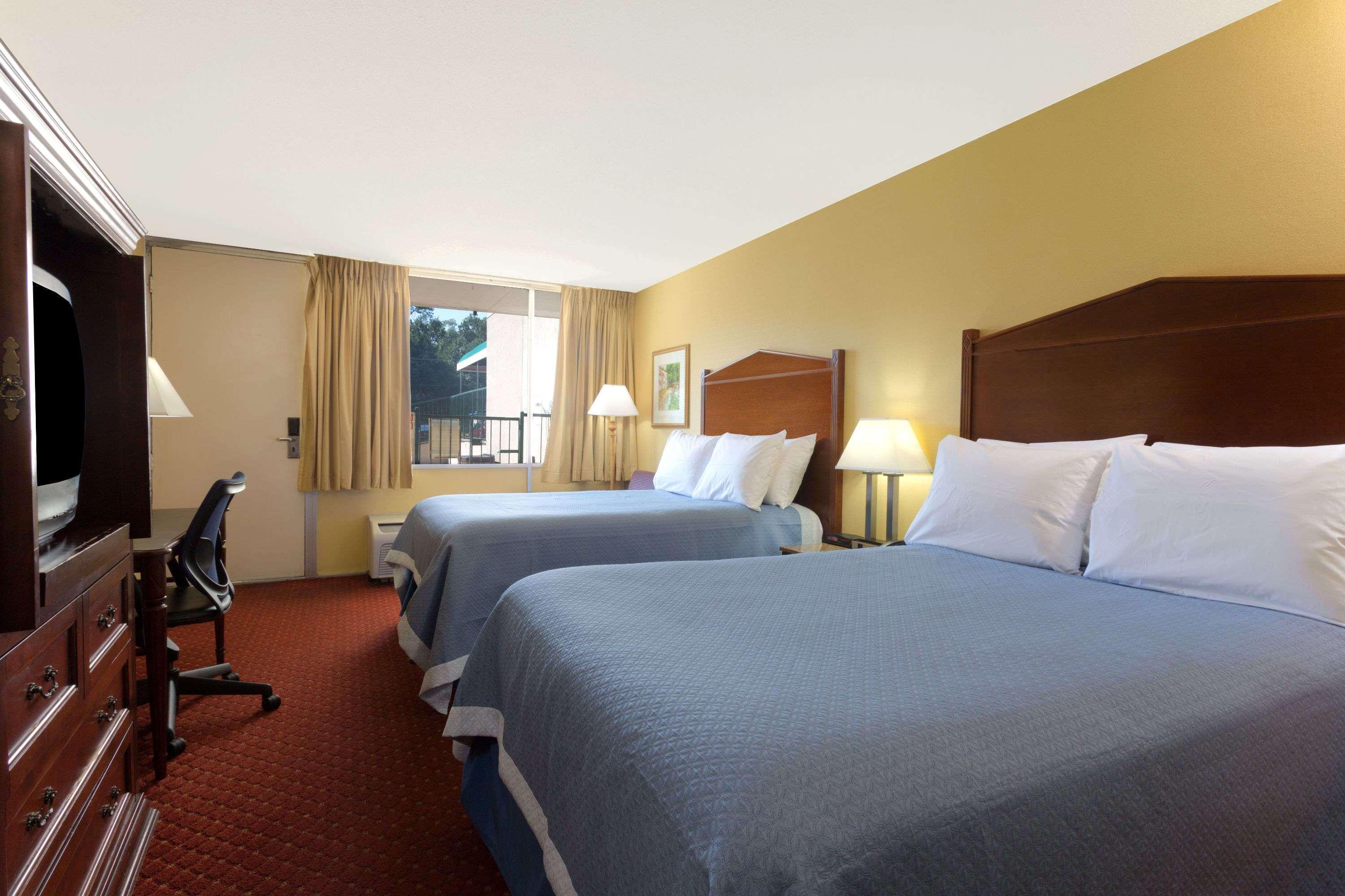 Days Inn By Wyndham Washington Dc/Gateway Экстерьер фото