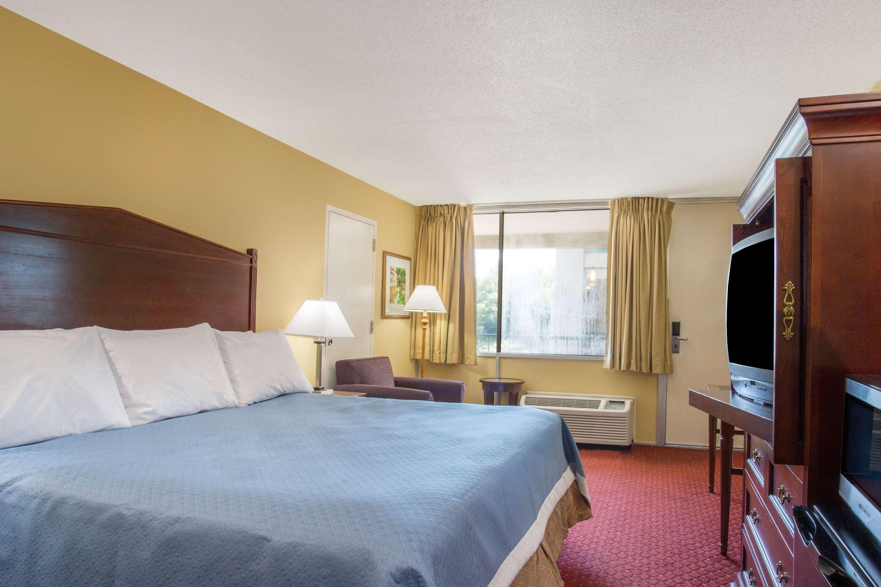 Days Inn By Wyndham Washington Dc/Gateway Экстерьер фото