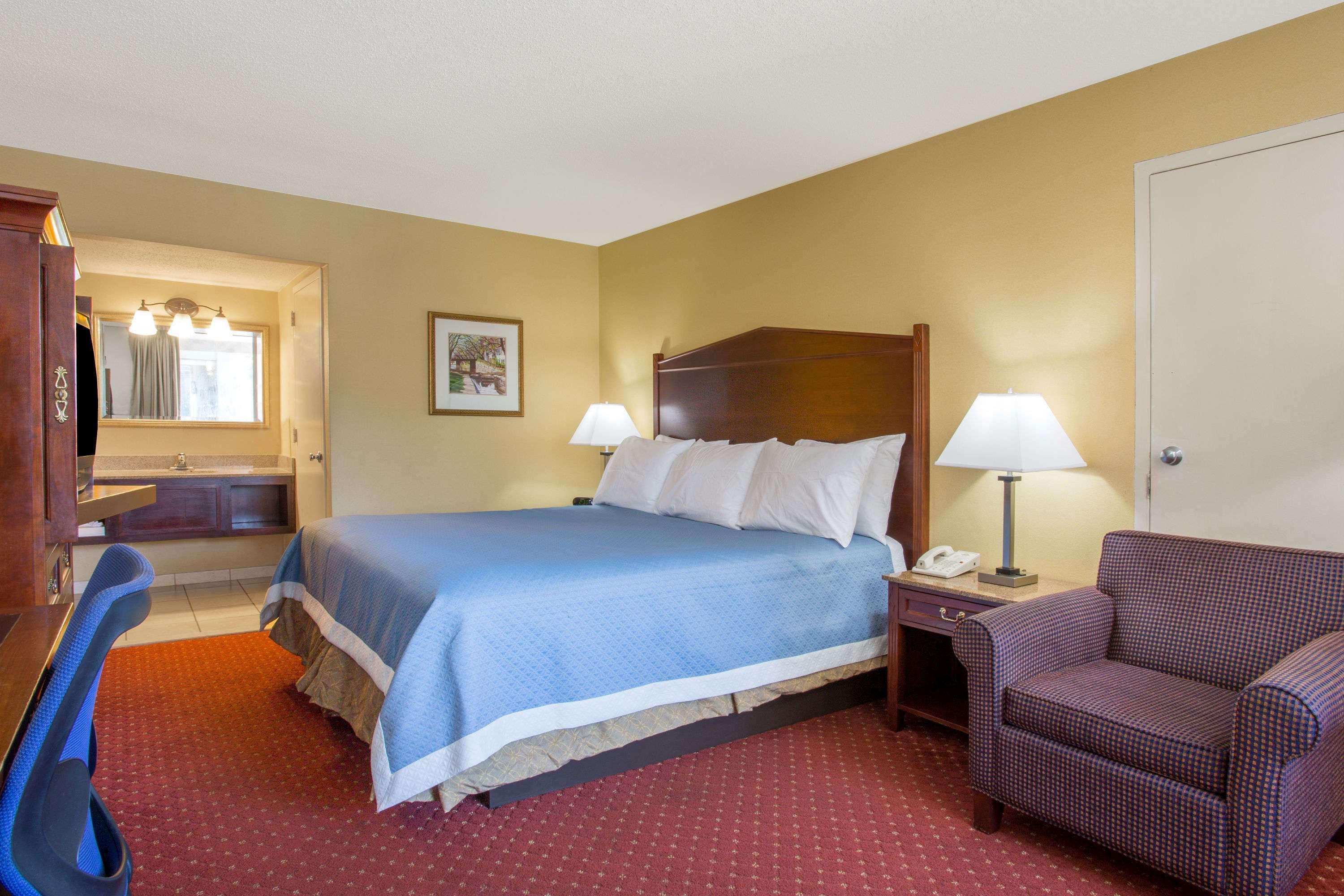 Days Inn By Wyndham Washington Dc/Gateway Экстерьер фото