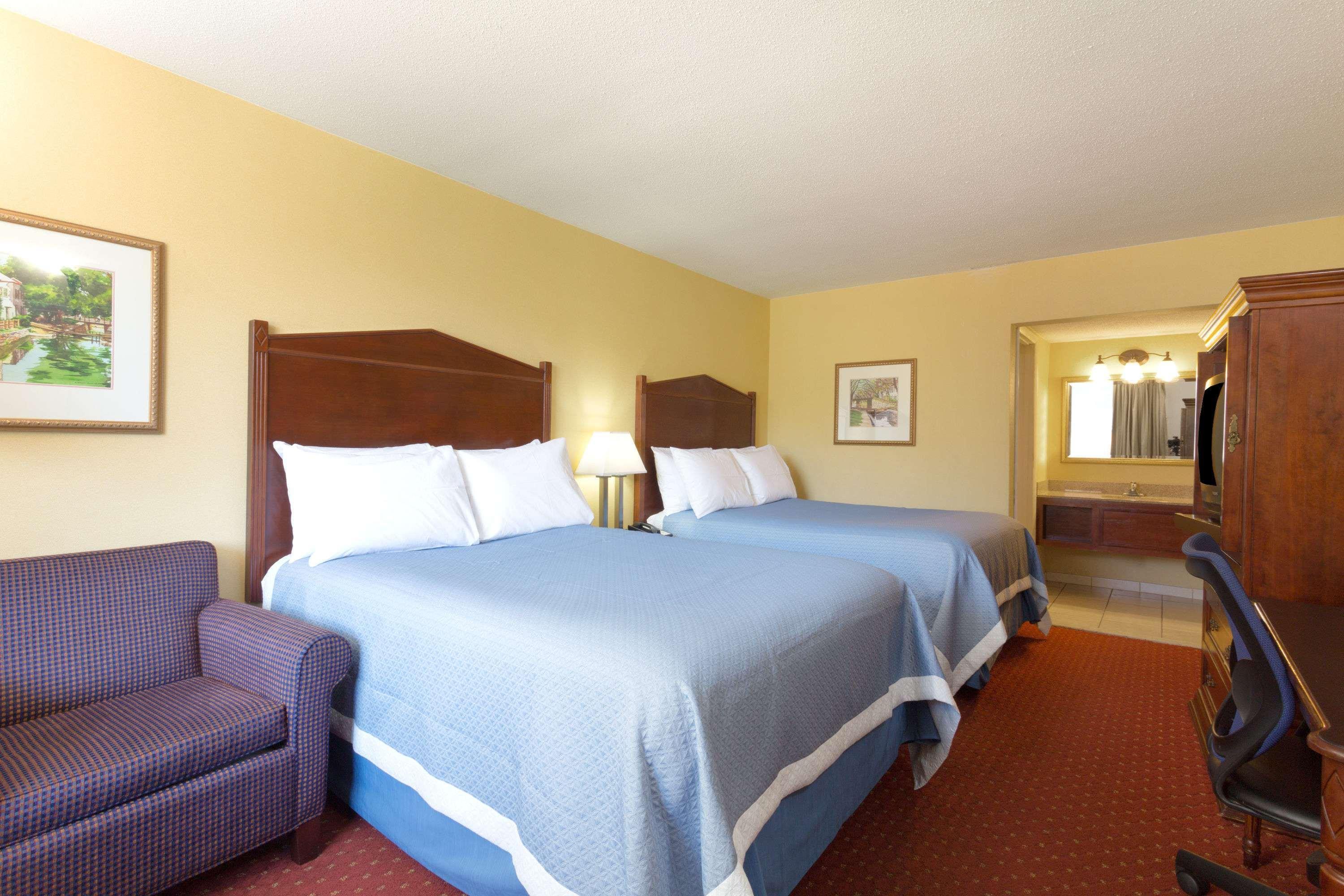 Days Inn By Wyndham Washington Dc/Gateway Экстерьер фото