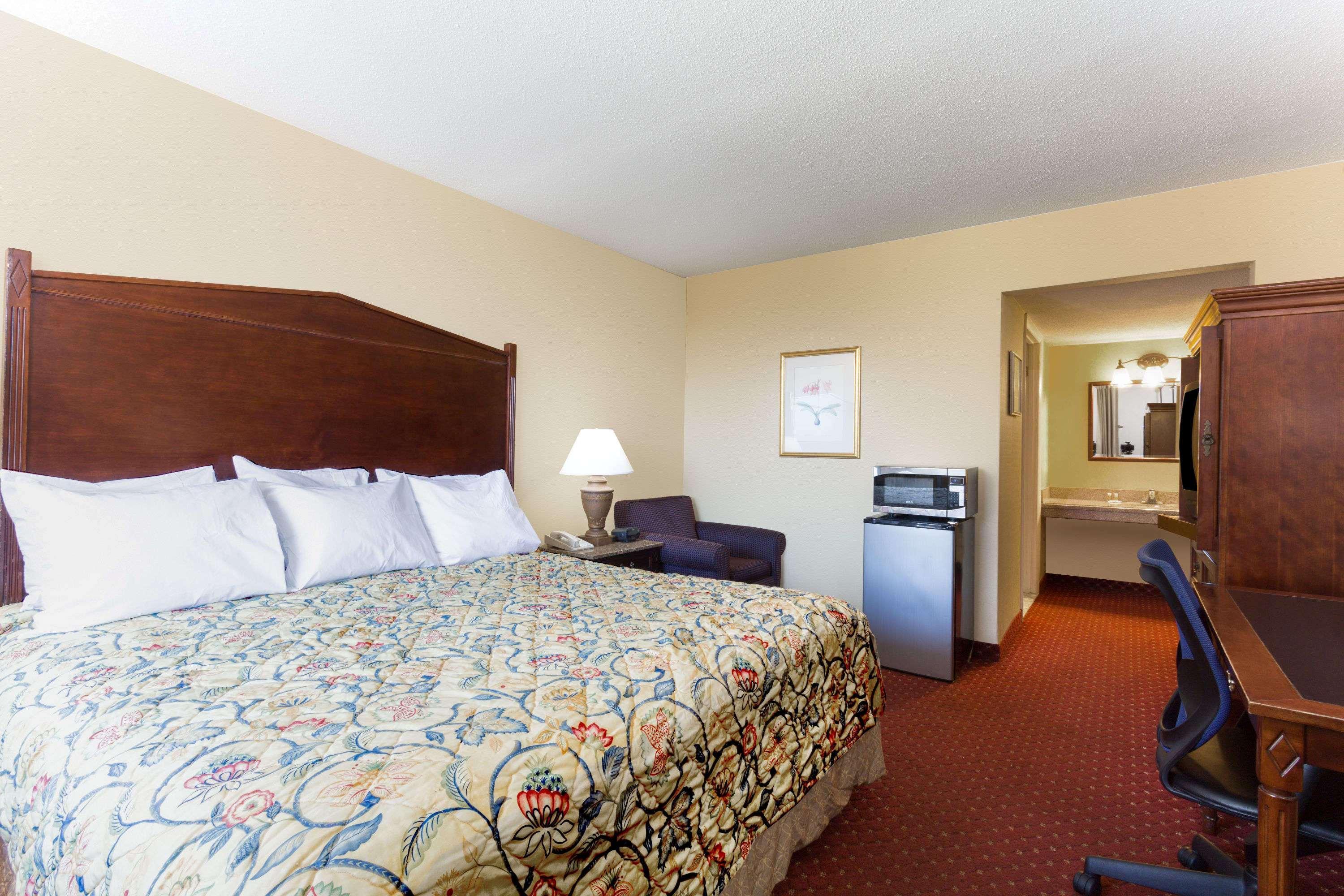 Days Inn By Wyndham Washington Dc/Gateway Экстерьер фото