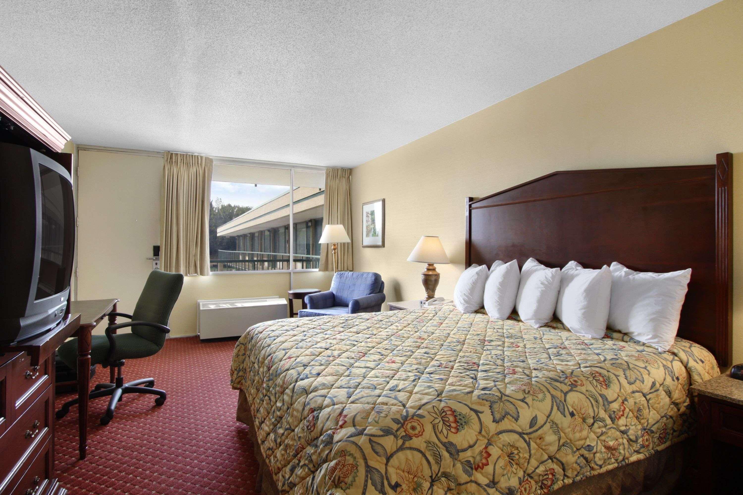 Days Inn By Wyndham Washington Dc/Gateway Экстерьер фото