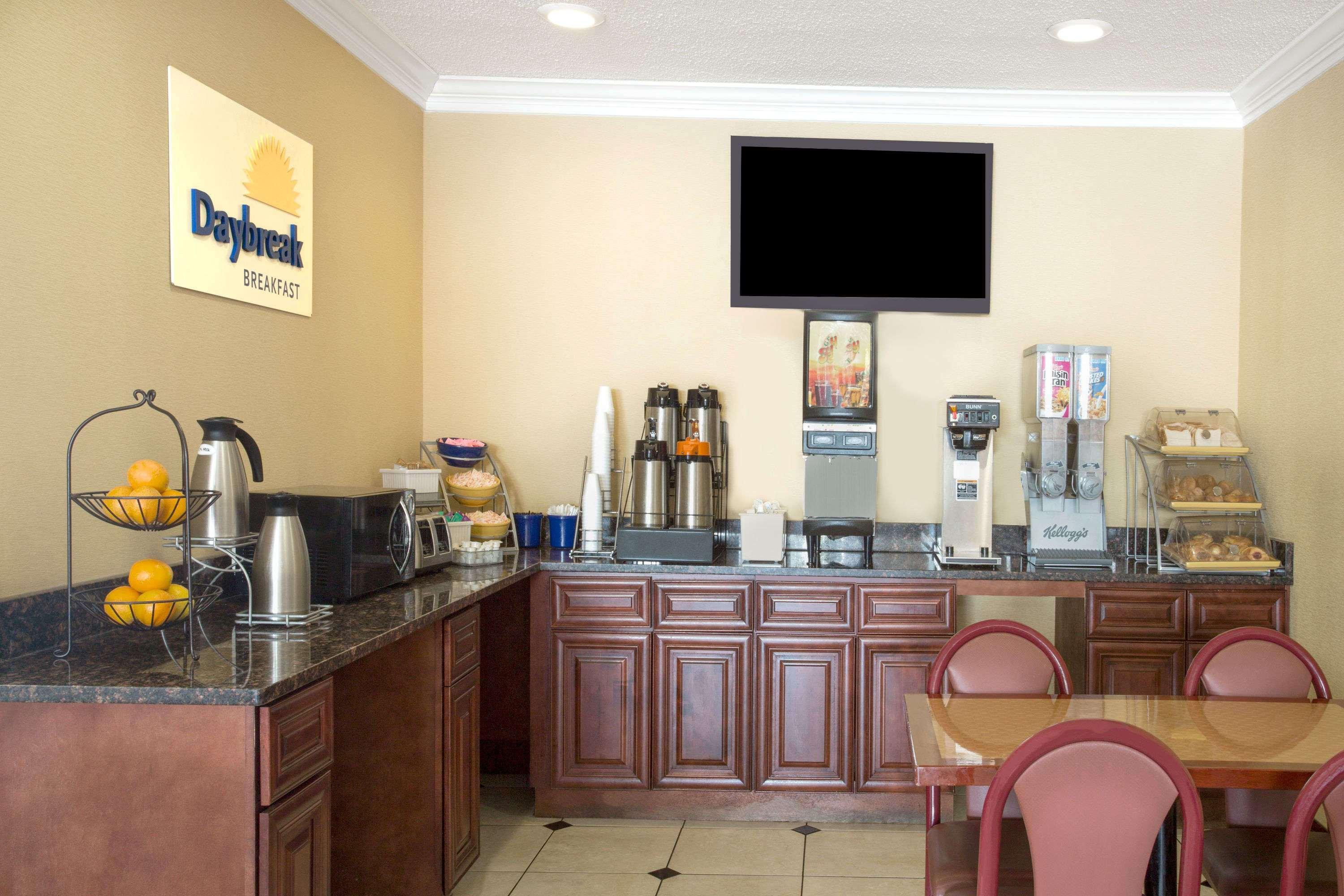 Days Inn By Wyndham Washington Dc/Gateway Экстерьер фото