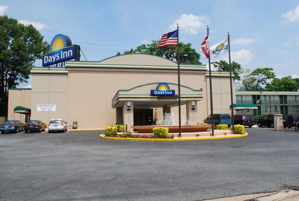 Days Inn By Wyndham Washington Dc/Gateway Экстерьер фото
